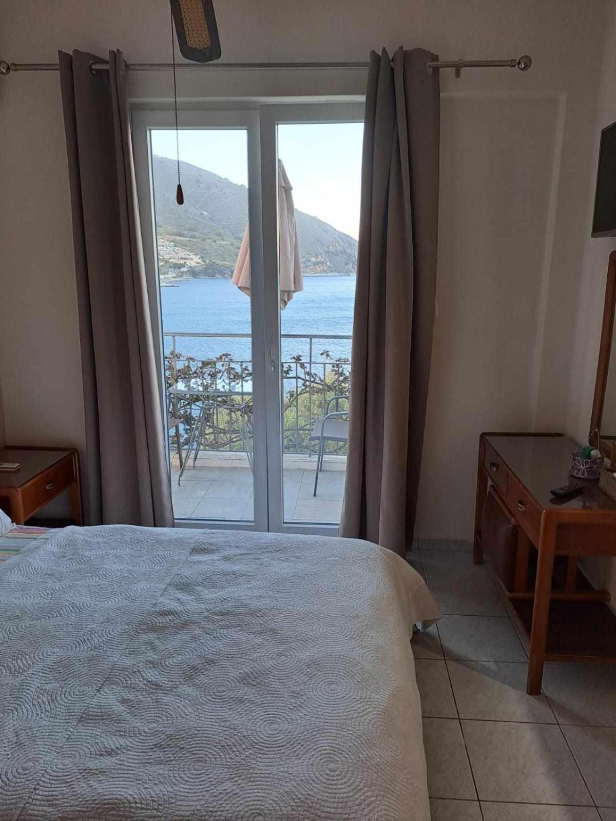 Ballas Apartments Agia Efimia Bagian luar foto